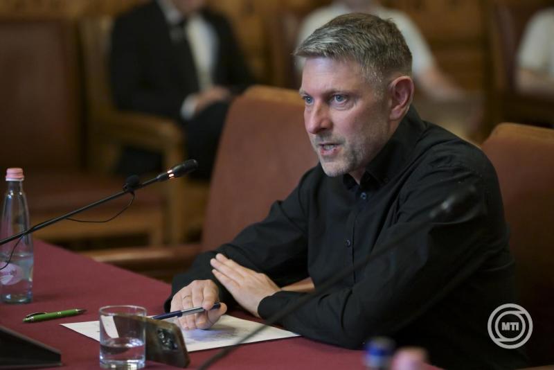 Budapest, 2026. augusztus 26. Moys Zoltán médiaszakember, a Hazajáró műsor létrehozója, a Mi Hazánk országgyűlési képviselőcsoportjának a Független Közmédia Testületbe jelölt tagja meghallgatásán az Országgyűlés művelődési bizottságának ülésén az Országház Széll Kálmán-termében 2026. augusztus 26-án. A testület ülésének napirendjén a Független Közmédia Testület ellenzéki képviselőcsoportok által javasolt tagjainak meghallgatása és jelölése szerepel.