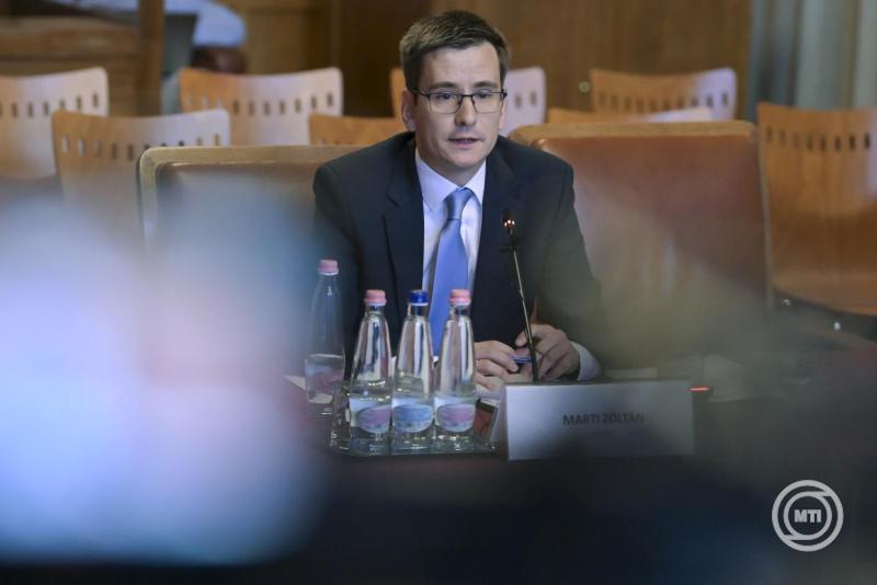 Budapest, 2026. augusztus 26. Martí Zoltán újságíró, médiaszakember, a KDNP országgyűlési képviselőcsoportjának a Független Közmédia Testületbe jelölt tagja meghallgatásán az Országgyűlés művelődési bizottságának ülésén Országház Széll Kálmán termében 2026. augusztus 26-án. A testület ülésének napirendjén a Független Közmédia Testület ellenzéki képviselőcsoportok által javasolt tagjainak meghallgatása és jelölése szerepel.