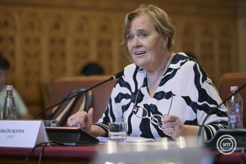 Budapest, 2026. augusztus 26. Siklósi Beatrix televíziós és rádiós médiaszakember, a Fidesz országgyűlési képviselőcsoportjának a Független Közmédia Testületbe jelölt tagja meghallgatásán az Országgyűlés művelődési bizottságának ülésén az Országház Széll Kálmán termébe 2026. augusztus 26-án. A testület ülésének napirendjén a Független Közmédia Testület ellenzéki képviselőcsoportok által javasolt tagjainak meghallgatása és jelölése szerepel.