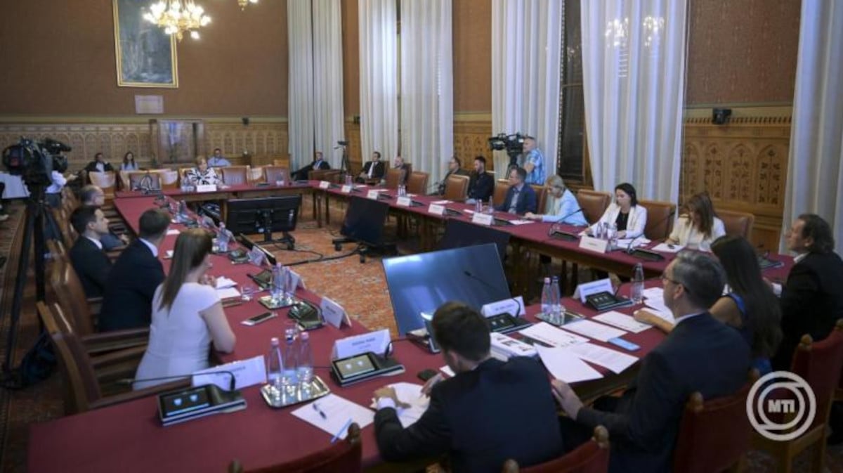 Budapest, 2026. augusztus 26. Siklósi Beatrix televíziós és rádiós médiaszakember, a Fidesz országgyűlési képviselőcsoportjának a Független Közmédia Testületbe jelölt tagja (balról, szemben) meghallgatásán az Országgyűlés művelődési bizottságának ülésén az Országház Széll Kálmán termébe 2026. augusztus 26-án. A testület ülésének napirendjén a Független Közmédia Testület ellenzéki képviselőcsoportok által javasolt tagjainak meghallgatása és jelölése szerepel.