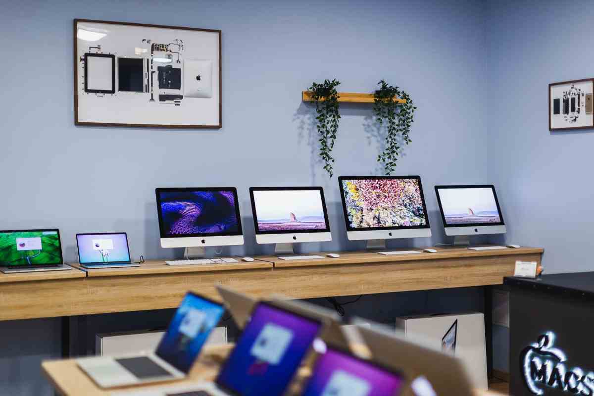 Céges Apple gépek egy modern irodai munkakörnyezetben