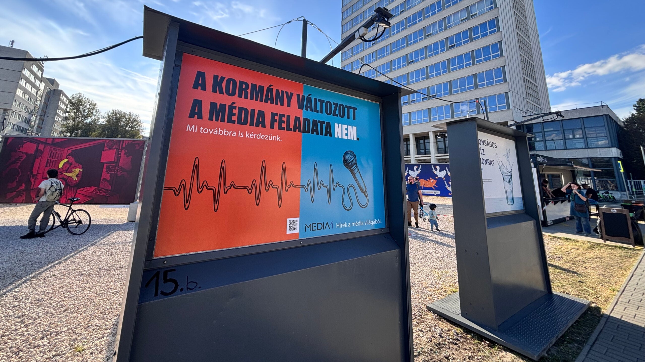 A kormány változott, a média feladata nem. Mi továbbra is kérdezünk. A Media1 plakátja is ott van az ARC-on